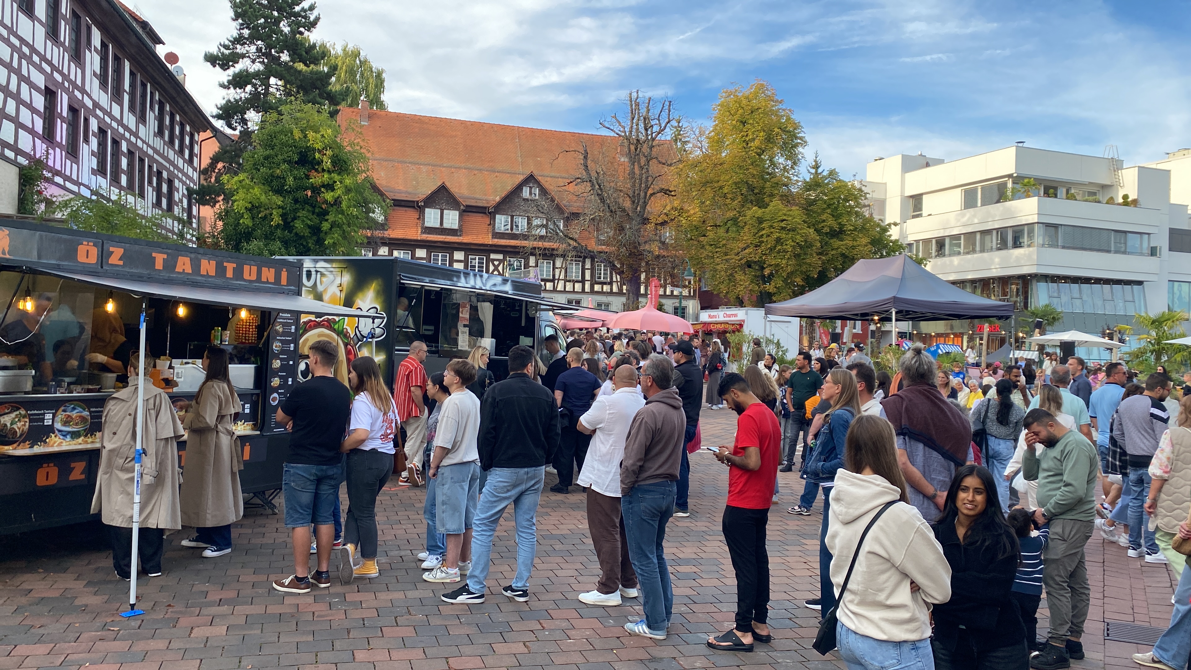 Gäste vor dem Öztantuni Foodtruck